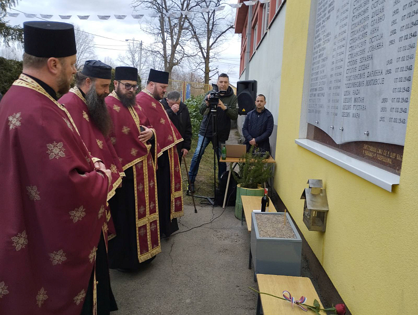 БАЊАЛУКА, 7. ФЕБРУАРА /СРНА/ - У Основној школи "Ђура Јакшић" у бањалучком насељу Шарговац почело је служење парастоса за 52 ученика шарговачке школе које су звјерски убиле усташе 7. фебруара 1942. године.