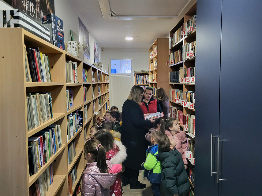 ПАЛЕ, 7. ФЕБРУАРА /СРНА/ - Директори Народне библиотеке Пале Бојан Чворо и Дјечијег центра "Бубамара" Вања Југовић потписали су данас уговор о сарадњи на основу којег је 97 предшколаца добило чланске карте за Библиотеку.