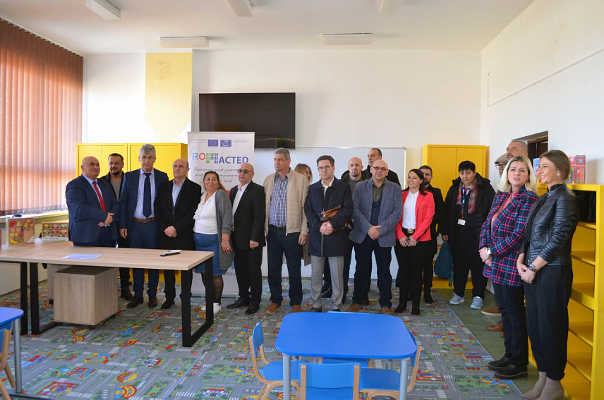 БРЧКО, 7. ФЕБРУАРА /СРНА/ - У подручном одјељењу Девете основне школе у брчанском насељу Прутаче данас је отворена учионица за припремну наставу, а опремање је коштало 15.000 евра, саопштено је из Сектора за информисање Владе дистрикта.