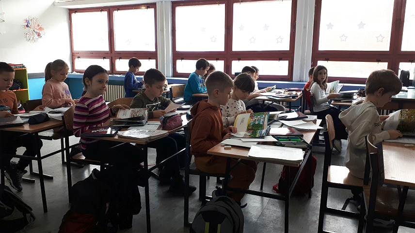 КОСТАЈНИЦА , 7. ФЕБРУАРА /СРНА/ - Предсједник Републике Српске Милорад Додик ученицима другог разреда Основне школе "Петар Мећава" у Костајници, поводом школске славе Светог Саве, даровао је 30 књига "Српска од А до Ш", које је дјеци данас уручио директор школе Мирослав Шкара.