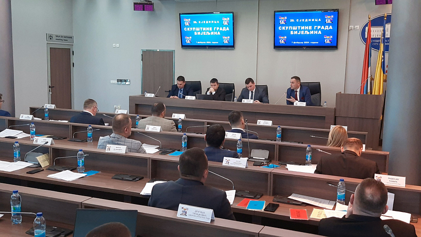 БИЈЕЉИНА, 7. ФЕБРУАРА /СРНА/ - Одборници Скупштине града Бијељина усвојили су данас Резолуцију, којом се изражава оштро противљење томе да имовина Републике Српске и имовина јединица локалне самоуправе у Републици Српској неуставним одлукама Уставног суда БиХ и самозваног високог представника постане државна имовина БиХ.