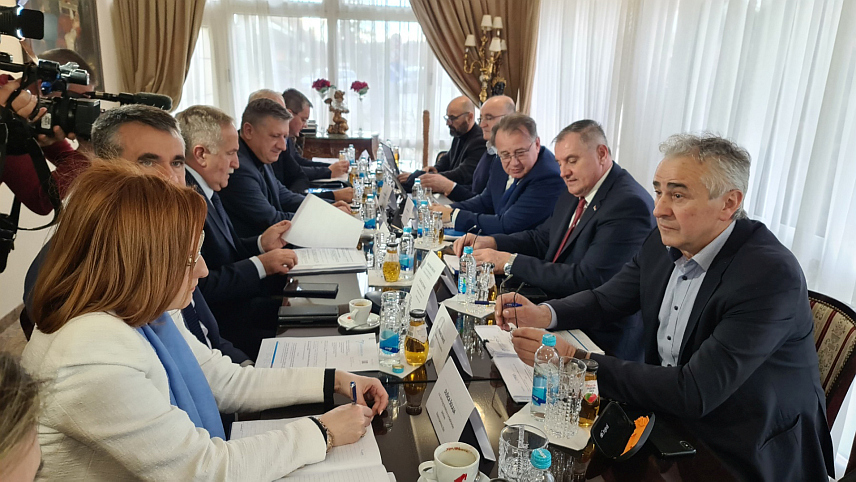 ДОБОЈ, 7. ФЕБРУАРА /СРНА/ - У Добоју је почела сједница Скупштине акционара компаније "Електропренос БиХ" АД Бањалука, сједници присуствују премијери влада Републике Српске и Федерације БиХ Радован Вишковић и Нермин Никшић, те чланови Управе и Управног одбора компаније.