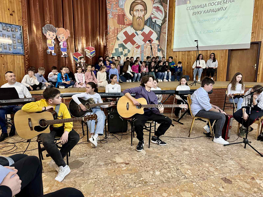 БРОД, 7. ФЕБРУАРА /СРНА/- Помоћник министра просвјете и културе Републике Српске Наташа Цвијановић данас у Основној школи "Свети Сава" у Броду присуствовала изложби радова организованој поводом 160 година од смрти Вука Стефановића Караџића.