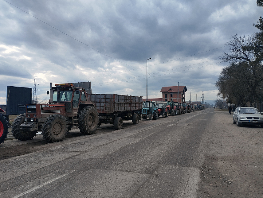 ГРАДИШКА, 7. ФЕБРУАРА /СРНА/ - Око 30 пољопривредника вожњом трактора од Нове Тополе до Градишке изразили су незадовољство расподјелом пољопривредног земљишта у закуп.
