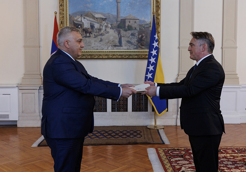 САРАЈЕВО, 7. ФЕБРУАРА /СРНА/ - Предсједавајући Предсједништва БиХ Жељко Комшић примио је акредитивно писмо новоименованог амбасадора Србије у БиХ Ивана Тодорова.