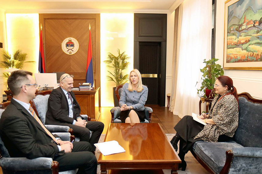 БАЊАЛУКА, 7. ФЕБРУАРА /СРНА/ - Српски члан Предсједништва БиХ Жељка Цвијановић изразила је захвалност амбасадору Мађарске у БиХ Кристијану Пошу за активну подршку коју Мађарска пружа БиХ у процесу евроинтеграција, а посебно за подршку Републици Српској у области пољопривреде. /ФОТО -Борислав Здриња/