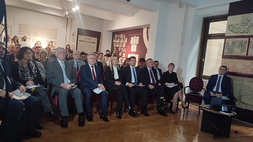 САРАЈЕВО, 7. ФЕБРУАРА /СРНА/ - У присуству бројних званица из политичког, културног и јавног живота данас је у Архиву БиХ у Сарајеву организована изложба под називом " Дан када је горјела историја БиХ", као сјећање на 7. фебруар 2014. године, када је током протеста у Сарајеву запаљена ова институција.