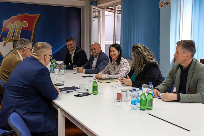 БАЊАЛУКА, 7. ФЕБРУАРА /СРНА/ - Делегације Народног фронта и СДС-а данас су одржале први састанак поводом припрема за предстојеће локалне изборе на којем је исказана пуна спремност да се окупе око заједничких кандидата у највећем броју општина што ће бити и случај.