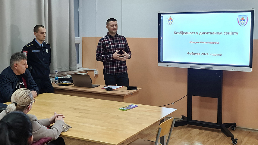 ДОБОЈ, 7. ФЕБРУАРА /СРНА/ - Инспектор за високотехнолошки криминал Полицијске управе Добој Озренко Ђурић одржао је предавање о безбједности у дигиталном свијету за родитеље ученика која похађају Техничку школу у добојском Средњошколском центру, те је том приликом истакао да су дјеца технолошки превазишла родитеље који данас не могу да испрате њихове активности на интернету због чега их треба упознати са расположивим начинима надзора.