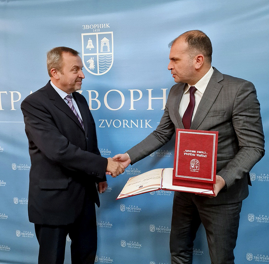 ЗВОРНИК, 7. ФЕБРУАРА /СРНА/ - Отправнику послова Амбасаде Чешке у БиХ Јосефу Зрзавецком данас је у Зворнику уручена награду коју је Чешка развојна агенција добила ове године за Дан тог града, саоппштено је данас из чешке амбасаде.