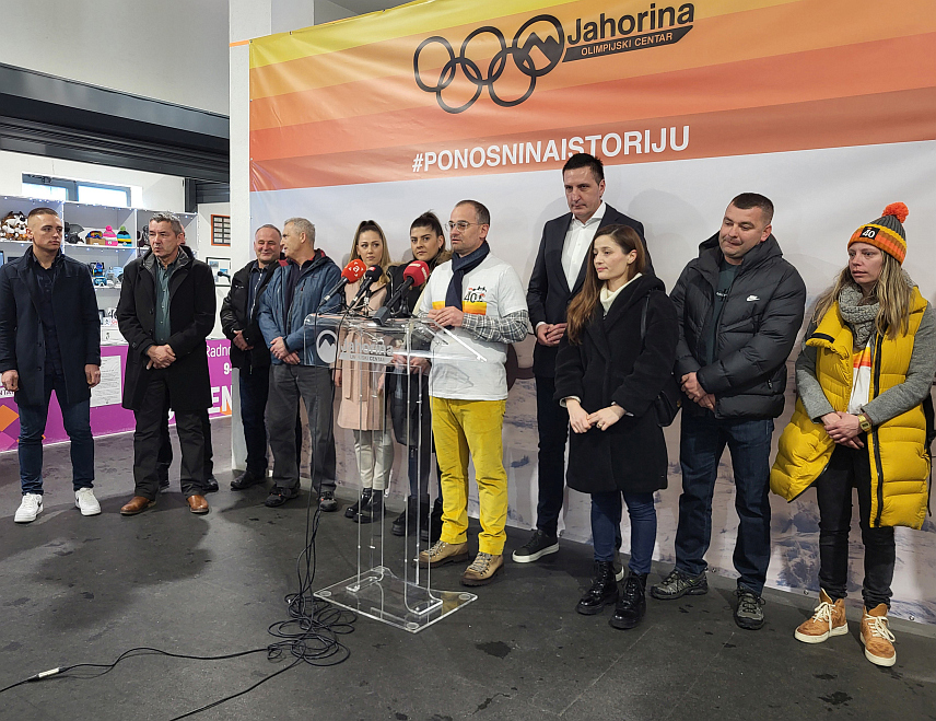 ЈАХОРИНА, 8. ФЕБРУАРА/СРНА/- На Јахорини је данас у полазној станици гондоле "Пољице" отворена изложба у част 40 година од одржавање Зимских олимпијских игара у Сарајеву.