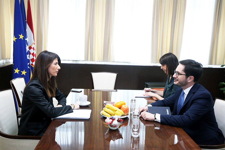 САРАЈЕВО, 8. ФЕБРУАРА /СРНА/ - Предсједавајућа Комисије за спољне послове Представничког дома Парламентарне скупштине БиХ Даријана Филиповић и амбасадор Француске у БиХ Франсоа Делмас разговарали су данас у Сарајеву о политичкој ситуацији у БиХ са нагласком на процес придруживања ЕУ.