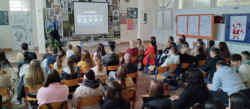 БИЈЕЉИНА, 8. ФЕБРУАРА /СРНА/ - Припадници Полицијске станице Бијељина два одржали су за ученике бијељинске Гимназије "Филип Вишњић" предавања о опасностима на интернету и указали им на значај превентивних мјера за заштиту личних података на друштвеним мрежама.