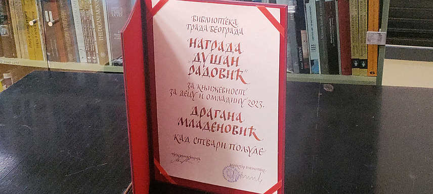 БЕОГРАД, 8. ФЕБРУАРА /СРНА/ - Награда "Душан Радовић" за књижевност за дјецу и младе за 2023. годину уручена је данас у Библиотеци града Београда Драгани Младеновић за збирку пјесама "Кад деца пољуде", у издању Креативног центра из Београда.