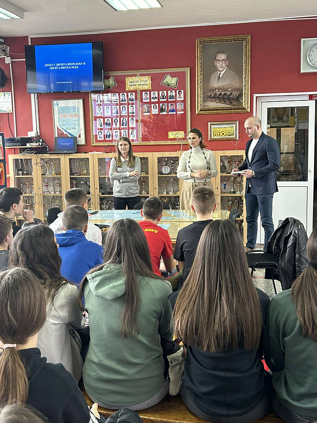 БАЊАЛУКА, 8. ФЕБРУАРА /СРНА/ - Eдукативно предавањe основцима школе „Иво Андрић“ пповодом обиљежавања Међународног дана сигурнијег интернета.