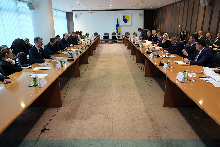 САРАЈЕВО, 8. ФЕБРУАРА /СРНА/ - Састанак лидера парламентарних странака које чине већину на нивоу БиХ.Састанку присуствују предсједници СНСД-а Милорад Додик, ХДЗ-а БиХ Драган Човић, те лидери "тројке" коју чине предсједници СДП-а Нермин Никшић, Народа и правде Елмедин Конаковић и Наше странке Един Форто.