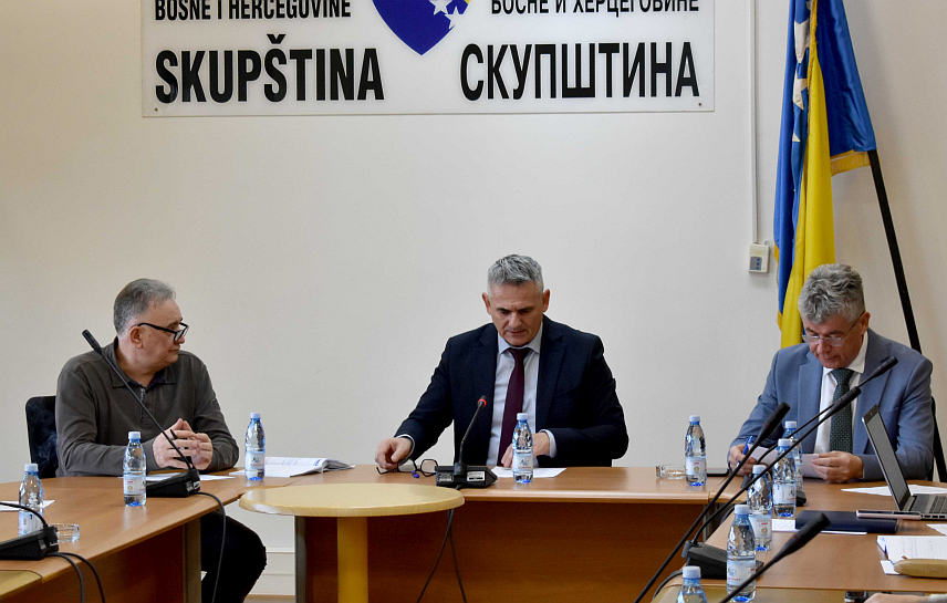 БРЧКО, 8. ФЕБРУАРА /СРНА/ - Припремни састанак шефова посланичких клубова и градоначелника дистрикта Синише Милића, на којем је утврђен дневни ред за сједницу Скупштине дистрикта Брчко са више од 60 тачака.