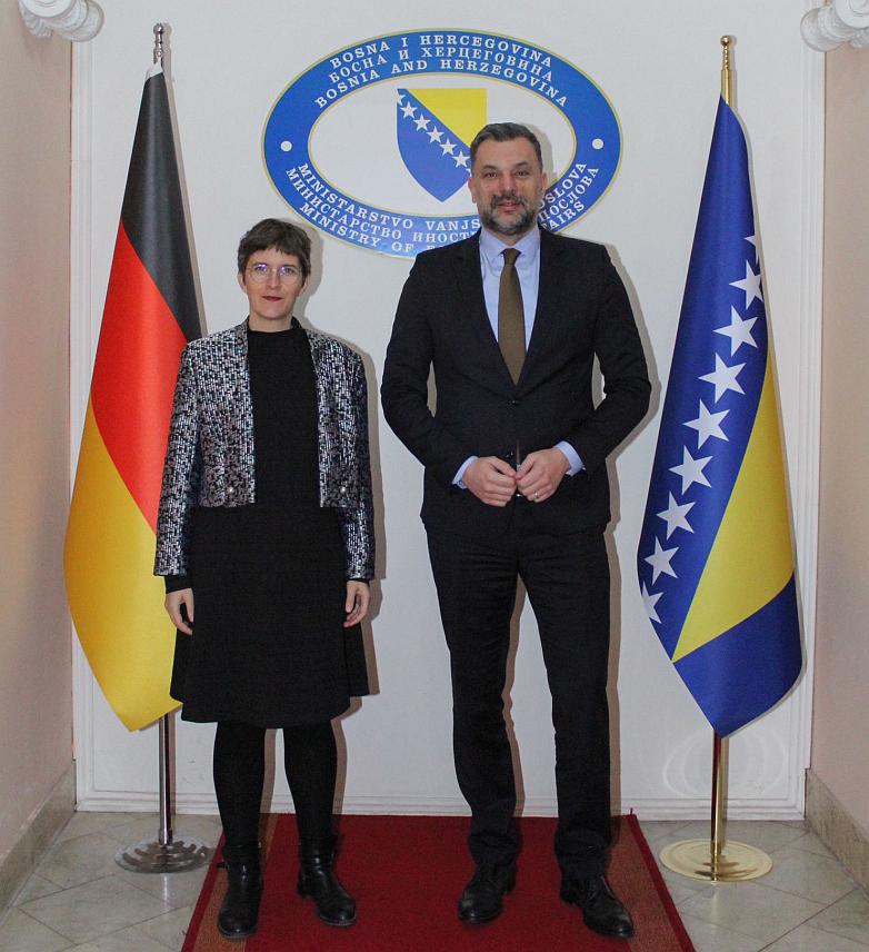 САРАЈЕВО, 8. ФЕБРУАРА /СРНА/ - Њемачки државни министар за Европу и климу Ана Лирман на састанку са министром иностраних послова у Савјету министара Елмедином Конаковићем и његовим замјеником Јосипом Бркићем.