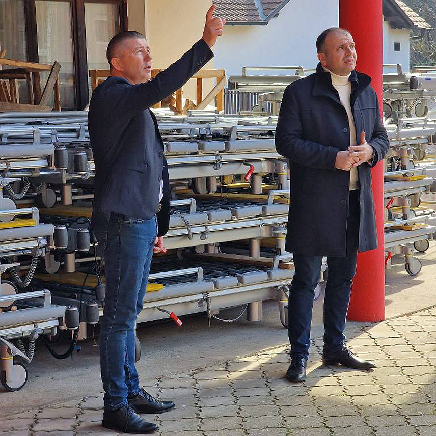 ЗВОРНИК, 8. ФЕБРУАРА /СРНА/ - Градска управа Зворник данас је уручила 42 болничка кревета са пратећом опремом Дому за старија лица у Кисељаку код Зворника, које је обезбиједио хумани човјек из Лопара Златко Стојановић, који живи у аустријском граду Салцбург.