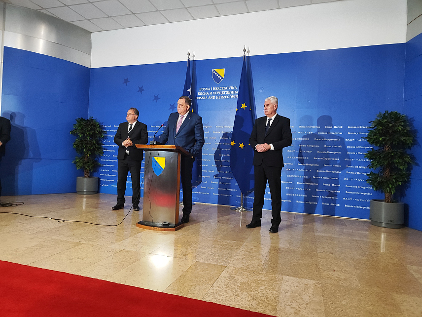 САРАЈЕВО, 8. ФЕБРУАРА /СРНА/ - Предсједник СНСД-а Милорад Додик, лидер СДП-а Нермин Никшић и лидер ХДЗ-а БиХ Драган Човић на конференцији за новинаре након састанка лидера парламентарних странака које чине већину на нивоу БиХ.