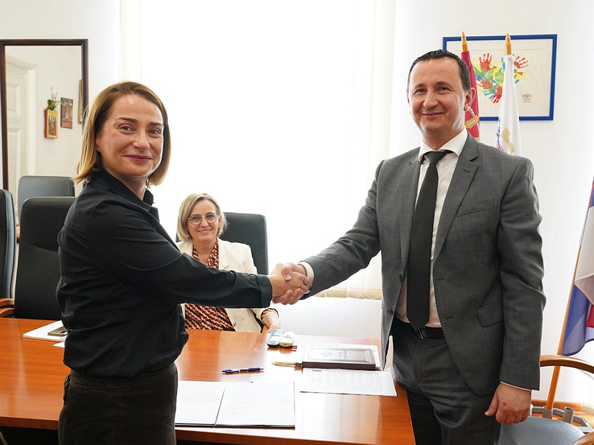 ТРЕБИЊЕ, 8. ФЕБРУАРА /СРНА/ - Градоначелник Tребиња Мирко Ћурић потписао је уговор о реализацији пројекта "У сусрет друштвеној укључености кроз сензорну интелигенцију ДУКСИ", чиме је Tребињу одобрен пројекат вриједан 240.000 КМ за Дневни центар за дјецу и одрасле са потешкоћама у развоју.