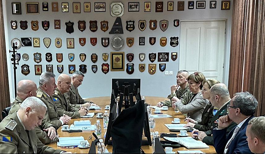 САРАЈЕВО, 8. ФЕБРУАРА /СРНА/ - Командант НАТО Штаба Сарајево бригадни генерал Памела Мекгаха разговарала је данас са члановима БиХ Комисије за сарадњу са НАТО-ом.