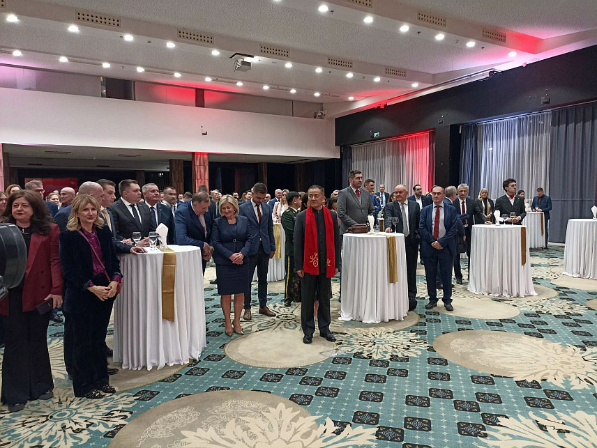 САРАЈЕВО, 8. ФЕРБРУАРА /СРНА/ - Амбасадор Кине у БиХ Ђи Пинг вечерас је у Сарајеву уприличио опроштајни пријем поводом кинеске Нове године, којем су присуствовали предсједник и премијер Републике Српске Милорад Додик и Радован Вишковић.