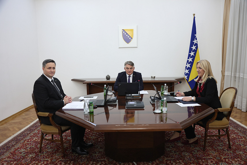 САРАЈЕВО, 8. ФЕБРУАРА /СРНА/ - Предсједништво БиХ усвојило је вечерас одлуку о започињању преговора са Агенцијом за европску граничну и обалску стражу у БиХ /Фронтекс/.