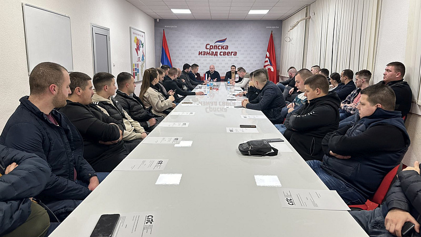 БАЊАЛУКА, 8. ФЕБРУАРА /СРНА/ - Форум младих Градског одбора Социјалистичке партије Српске Бањалука упутиће иницијативу да поводом Дана града, 22. априла, Павлини Радовановић са Косова и Метохије буде додијељен "Златни грб града Бањалука" за изванредне резултате у области културе и умјетности.