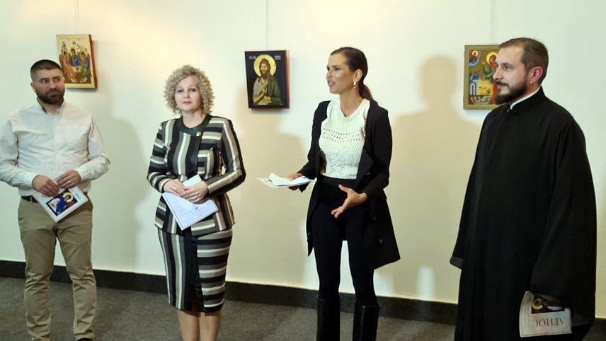 ДОБОЈ, 8. ФЕБРУАРА /СРНА/ - Изложба икона "Агиос" /Свети/ Петре Коснић из Београда, отворена је вечерас у Добоју.