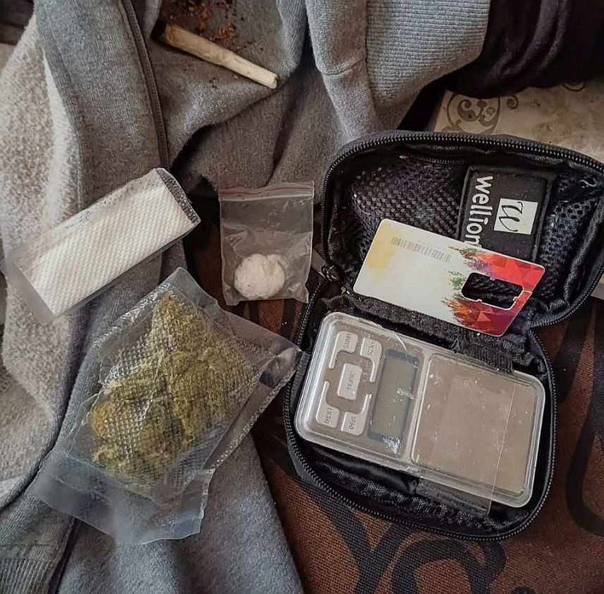 ДОБОЈ, 8. ФЕБРУАРА /СРНА/ - Полиција је у Петрову ухапсила лице са подручја ове општине чији су иницијали С.С. за којим је Полицијска управа Грачаница расписала потрагу због кривичног дјела изазивање опште опасности,одузето 18,9 грама марихуане, 9,6 грама спида, вага за прецизно мјерење и други предмети који служе за конзумирање дроге.