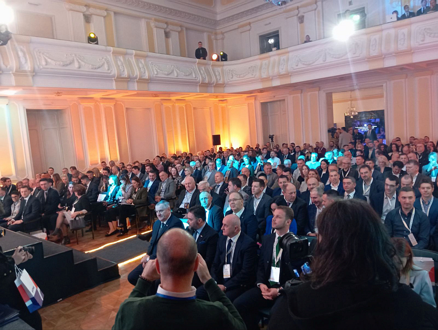 БАЊАЛУКА, 8. ФЕБРУАРА /СРНА/ - У Бањалуци је данас отворен дводневни "Балкан солар самит" посвећен промоцији зелене енергије и заштити животне средине, а коме присуствује 50 еминентних стручњака и око 500 учесника из свијета.