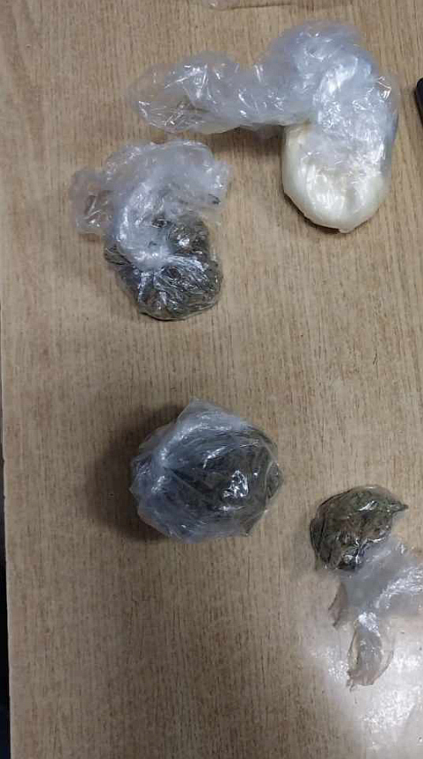 ДОБОЈ, 8. ФЕБРУАРА /СРНА/ - Модричка полиција је од лица из Вукосавља чији су иницијали А.З. одузела 41 грама спида и 17,1 грам марихуане.