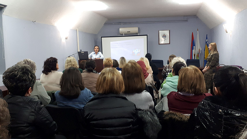 КОСTАЈНИЦА, 9. фЕБРУАРА /СРНА/ - Специјалиста гинекологије у Дому здравља Костајница Снежана Пекић на предавњу о карциному грлића материце.