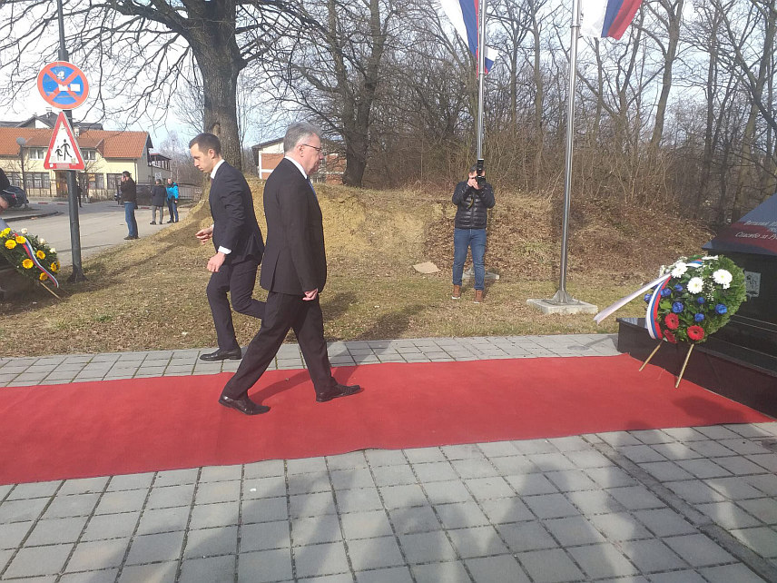 ИСТОЧНО САРАЈЕВО, 9. ФЕБРУАРА /СРНА/ - Амбасадор Русије у БиХ Игор Калабухов, представници званичника Српске, Града Источног Сарајева, Удружења грађана „Источна алтернатива“, те удружења проистеклих из претходног рата данас су положили вијенце на спомен-обиљежје бившем руском амбасадору при УН Виталију Чуркину у Источном Новом Сарајеву.