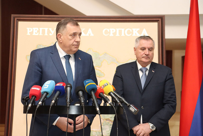 БАЊАЛУКА, 9. ФЕБРУАРА /СРНА/ - Предсједник Републике Српске Милорад Додик на конференцији за новинаре након састанка са градоначелницима, начелницима општина, директорима јавних предузећа, представницима институција и установа, те министрима Српске на којем су представљене могућности и начини сарадње на пројектима са Саудијским фондом за развој. /фото Борислав Здриња/