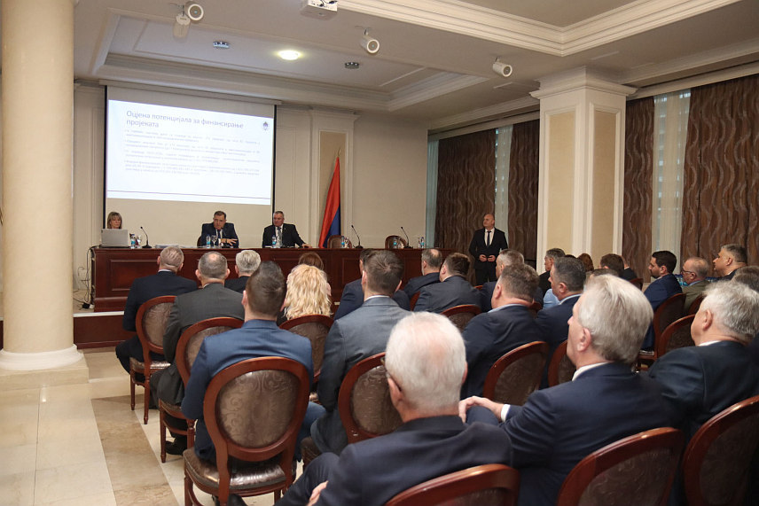 БАЊАЛУКА, 9. ФЕБРУАРА /СРНА/ - У Бањалуци је почео састанак предсједника Владе Републике Српске Радована Вишковића са градоначелницима, начелницима општина, директорима јавних предузећа, представницима институција и установа Српске на којем ће бити представљене могућности и начини сарадње на пројектима са Саудијским фондом за развој.