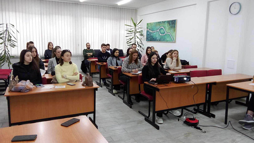 НОВИ ГРАД, 9. ФЕБРУАРА /СРНА/ - У Новом Граду данас је представљен јавни позив за приједлоге пројеката и микробизниса у оквиру пројекта Омладинске банке, за које је обезбијеђено 27.000 КМ.