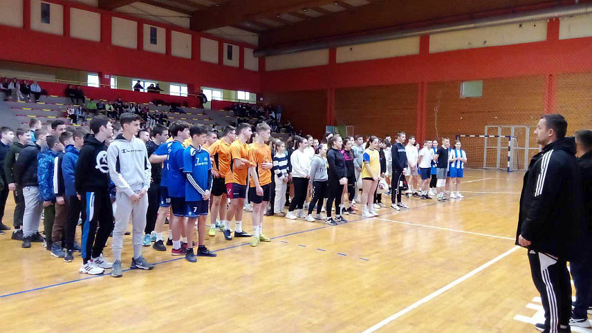 НОВИ ХРАД, 9. ФЕБРУАРА /СРНА/ - Утакмицама у малом фудбалу, које се играју у спортској дворани, данас су у Новом Граду почела општинска такмичења у оквиру Малих олимпијских игара.