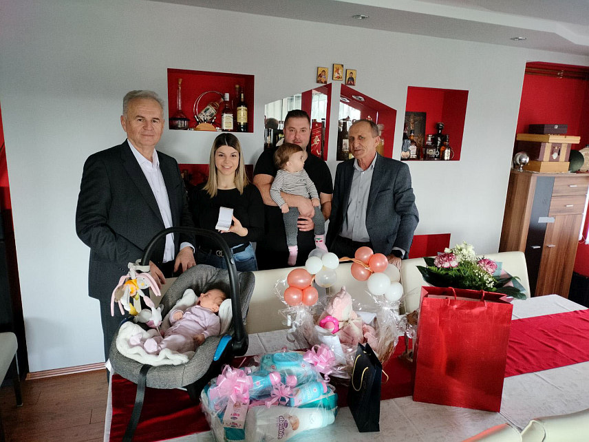 СРБАЦ, 9. ФЕБРУАРА /СРНА/ - Начелник општине Србац Млађан Драгосављевић и начелник Одјељења за општу управу Душко Митрић уручили су данас поклоне за прворођену бебу из Српца у 2024. години.