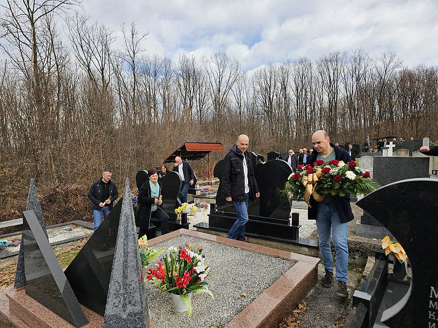 УГЉЕВИК, 9. ФЕБРУАРА /СРНА/ - У Доњој Трнови код Угљевика данас је служен помен хероју Одбрамбено-отаџбинског рата пуковнику Војске Републике Српске /ВРС/ Милану Јовићу који је погинуо на данашњи дан прије 31 годину бранећи српски народ.