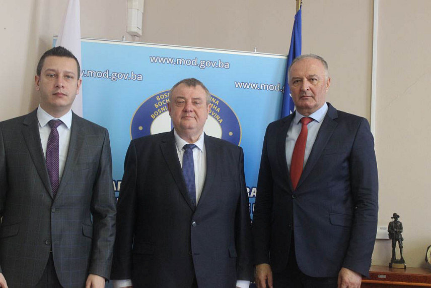 САРАЈЕВО, 9. ФЕБРУАРА /СРНА/ - Пољски амбасадор у БиХ Анджеј Јасионовски током сусрета са министром одбране у Савјету министара Зуканом Хелезом и његовим замјеником Александром Гогановићем.