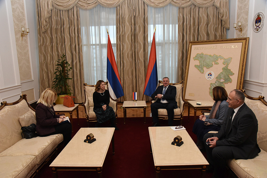 БАЊАЛУКА, 9. ФЕБРУАРА /СРНА/ - Предсједник Владе Републике Српске Радован Вишковић данас је у разговору са грчким амбасадором у БиХ Јоаном Ефтимијадом изразио спремност да у заједничким активностима Владе и Амбасаде Грчке ради на привлачењу и повећању интресовања грчких привредника да улажу у Српску.