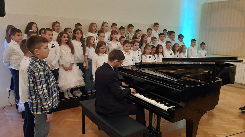 ПРЊАВОР, 9. ФЕБРУАРА /СРНА/ - У Школи за основно и средње музичко образовање "Константин Бабић" у Прњавору вечерас је пригодним концертом и додјелом признања за најуспјешније ученике и наставнике у прошлој школској години обиљежен Дан школе.