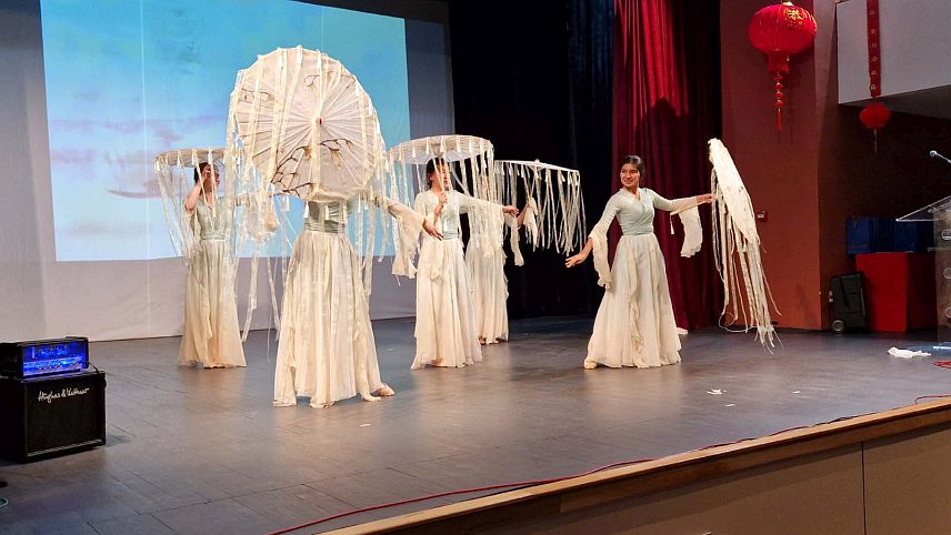 ТРЕБИЊЕ, 9. ФЕБРУАРА /СРНА/ - Пригодним програмом вечерас је у Требињу обиљежена кинеска Нова година, а студенти из Кине који похађају интернационалну школу у овом граду представили су се кинеском традиционалном игром, пјесмом и народном ношњом.