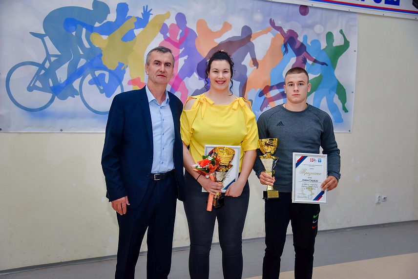 КОТОР ВАРОШ, 9. ФЕБРУАРА /СРНА/ - Члан Џудо клуба "Котор Варош" Јован Сердар изабран је за најбољег спортисту општине Котор Варош у прошлој години, а најбоља спортисткиња је џудисткиња Сара Марић.