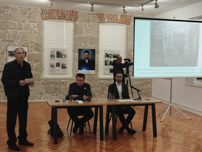 TРЕБИЊЕ, 9. ФЕБРУАРА /СРНА/ - Изложба фотографија "Гаврило Принцип и `Млада Босна`" аутора Милоша Војиновића, која обједињује око 200 фотографија о једној од најсјајнијих историјских генерација српског народа, отворена је вечерас у Музеју Херцеговине у Tребињу.