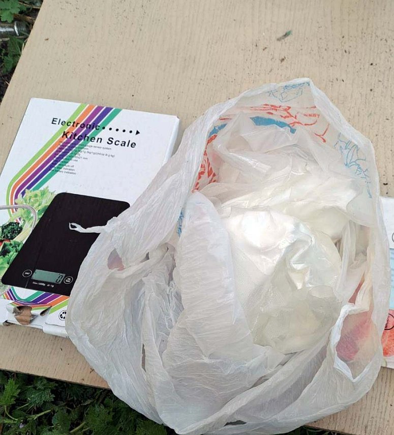 ЗВОРНИК, 11. МАРТА /СРНА/ - Полиција је ухапсила Зворничанина чији су иницијали С.Г. код којег је пронашла 1.066,9 грама спида и 11,9 грама марихуане.