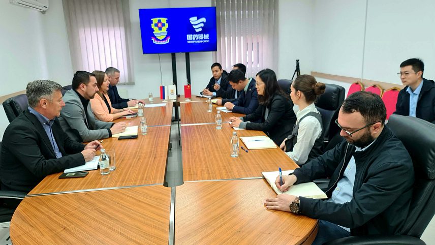 ДОБОЈ, 11. МАРТА /СРНА/ - Градоначелник Добоја Борис Јеринић на састанку са представницима компаније "Чајна Синофарм интернешнел корпорејшн", који је извођач радова објекта нове Болнице "Свети апостол Лука" у добојском насељу Усора.