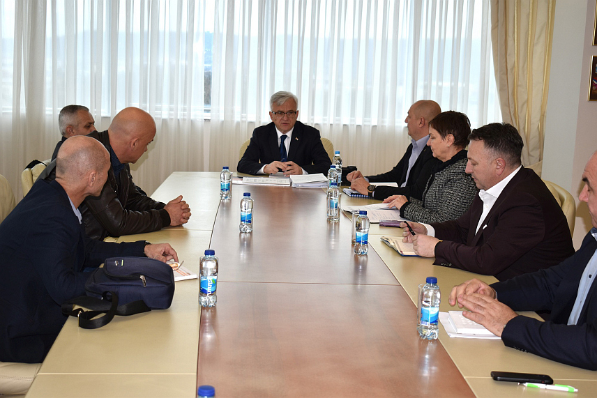 БАЊАЛУКА, 11. МАРТА /СРНА/ - Министар саобраћаја и веза Републике Српске Недељко Чубриловић на састанку са представницима синдиката жељезничара и руководством "Жељезница Републике Српске".